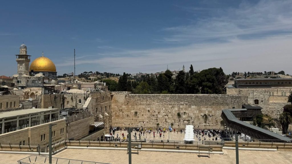 תצפית אל הכותל המערבי והר הבית בסיור של אוריה כהן מורה דרך