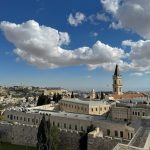 הנוף הנשקף מגג מנזר נוטרדאם אל העיר העתיקה והר הזיתים